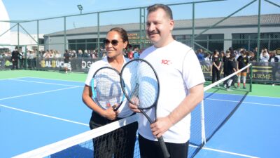 Balıkesir Büyükşehir Belediyesi tarafından yapılan spor kompleksinin açılışında ünlü oyuncu