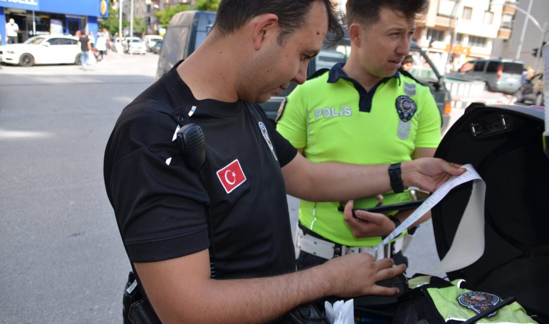 Afyonkarahisar’da güvenlik güçleri tarafından yapılan trafik denetiminde 250 araç sürücüsüne