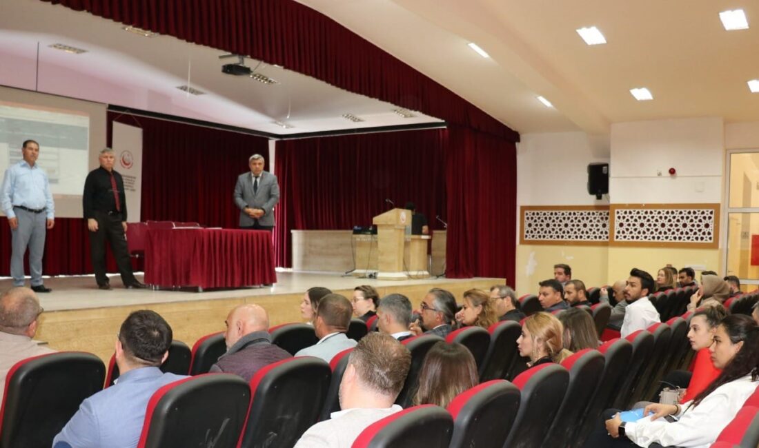 Afyonkarahisar’da Özel Eğitim Kurumlarına yönelik düzenlenen toplantıda konuşan İl Milli