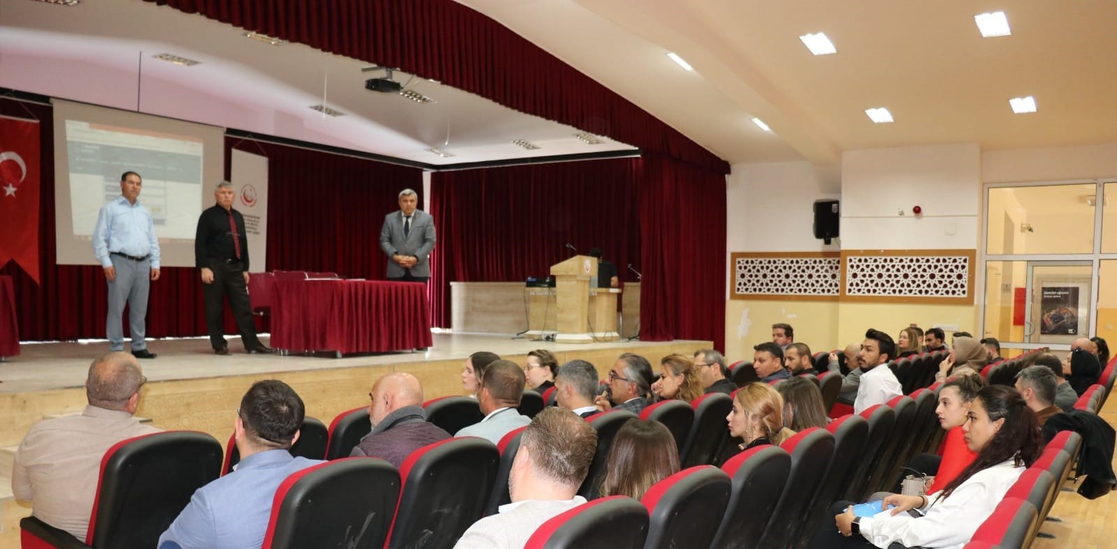 Afyonkarahisar’da Özel Eğitim Kurumlarına yönelik düzenlenen toplantıda konuşan İl Milli