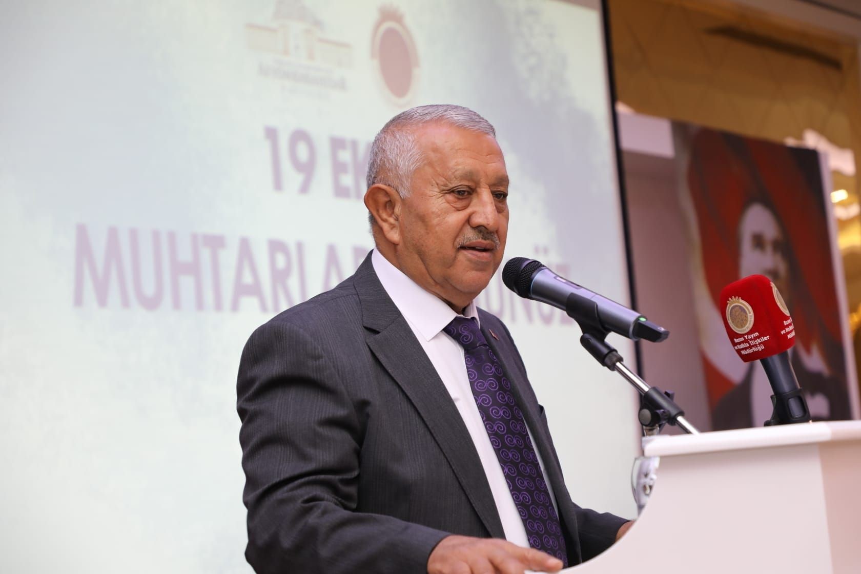Afyonkarahisar Belediye Başkanı Mehmet Zeybek, kentte mahallelere ciddi alt yapı