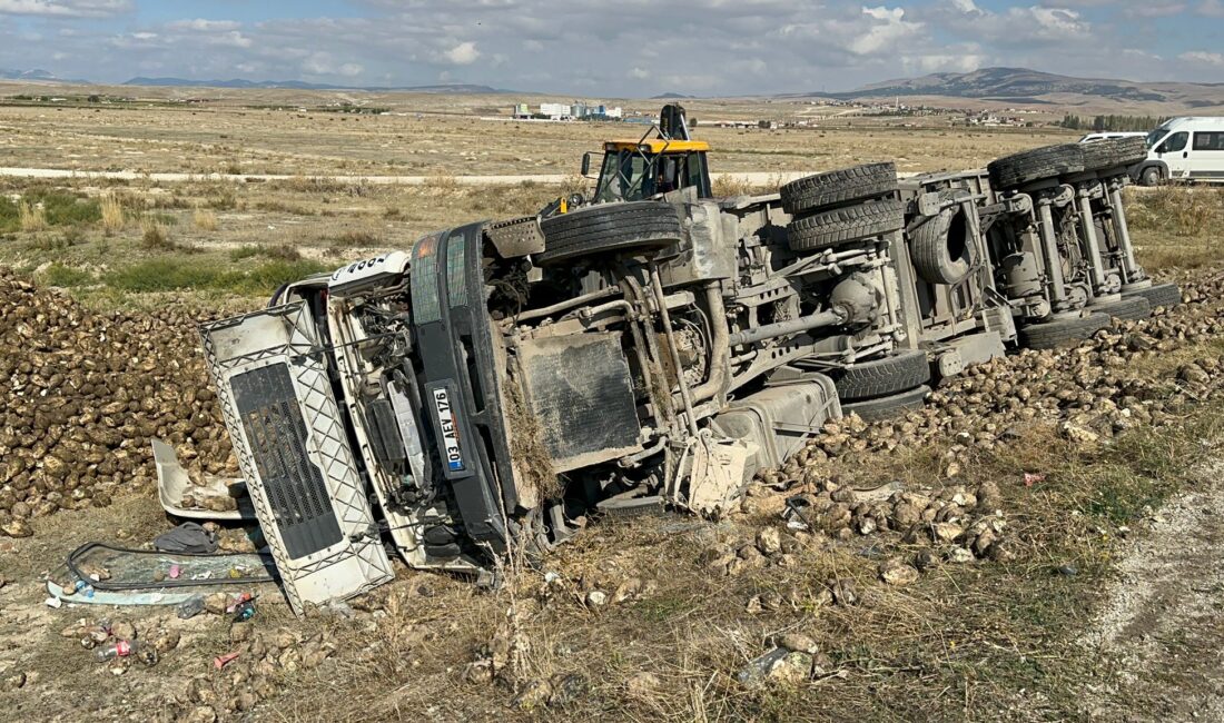 Afyonkarahisar’da belediyenin hafriyat kamyonunun şeker pancarı yüklü tıra arkadan çarpması