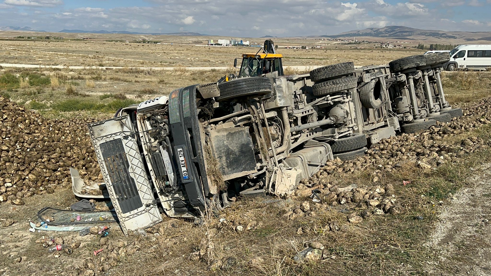 Afyonkarahisar’da belediyenin hafriyat kamyonunun şeker pancarı yüklü tıra arkadan çarpması