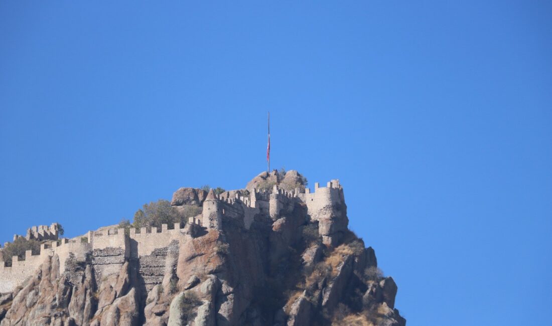Afyonkarahisar’ın sembollerinden birisi olan ve 226 metre yükseklikteki tarihi Karahisar