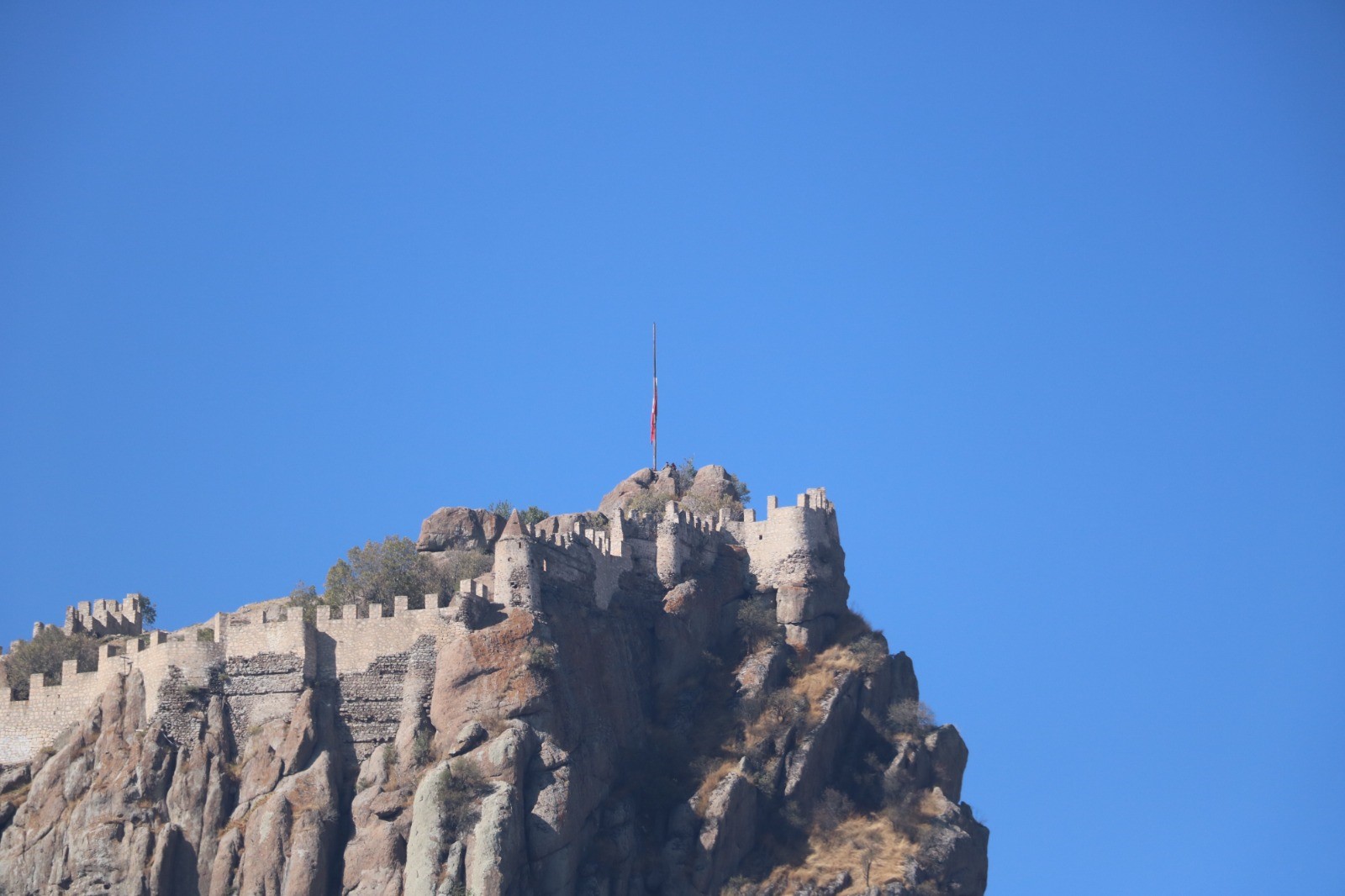 Afyonkarahisar’ın sembollerinden birisi olan ve 226 metre yükseklikteki tarihi Karahisar