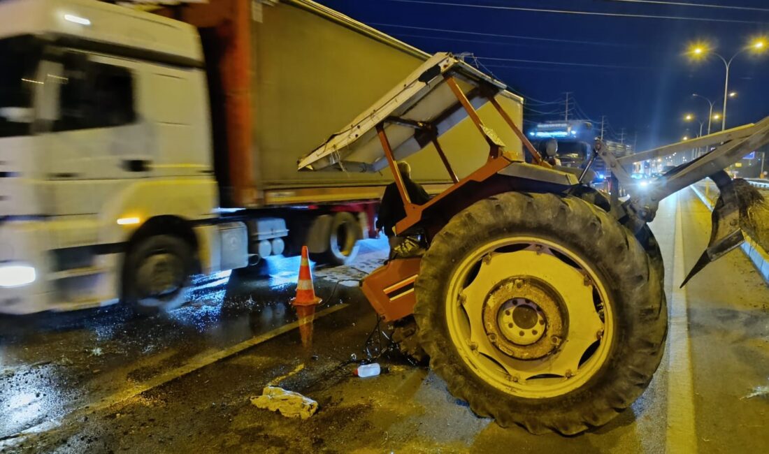 Kazada traktör ikiye bölündü! Afyonkarahisar’da traktör ve 2 otomobilin karıştığı kazada 5 kişi yaralanırken,