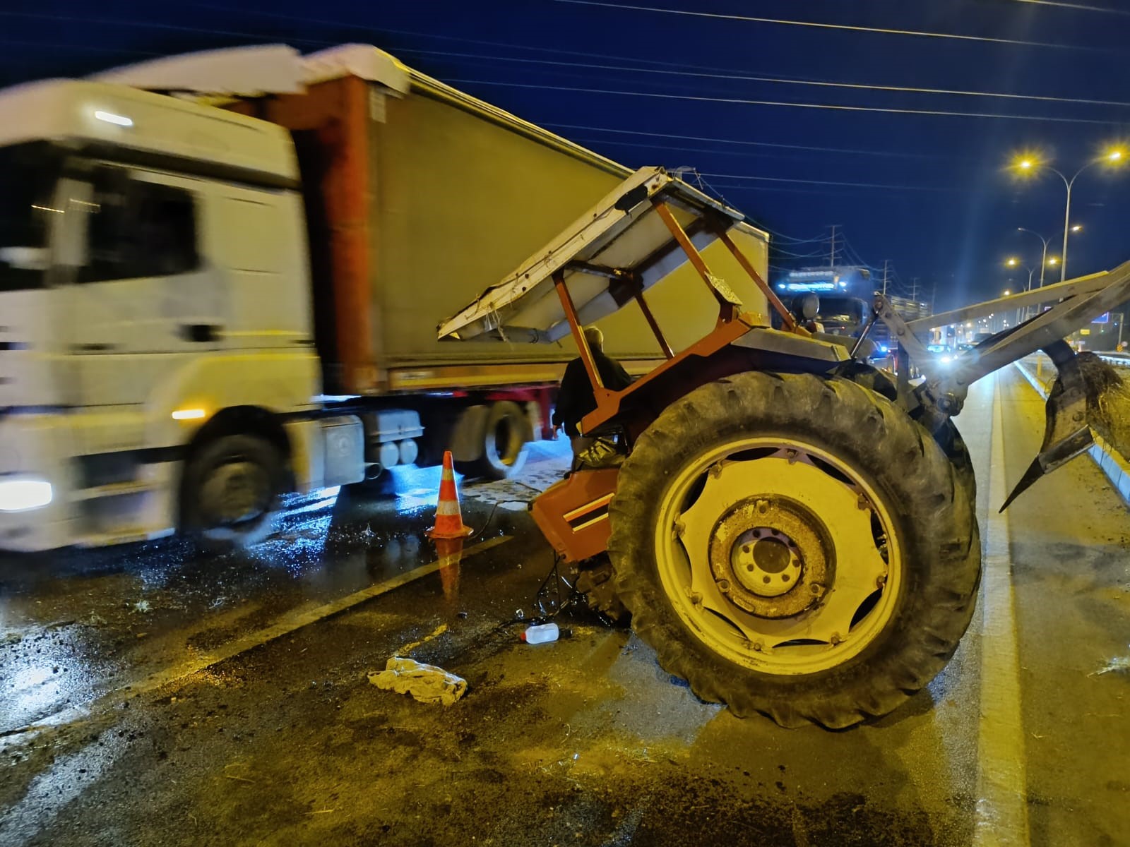 Afyonkarahisar’da traktör ve 2 otomobilin karıştığı kazada 5 kişi yaralanırken,