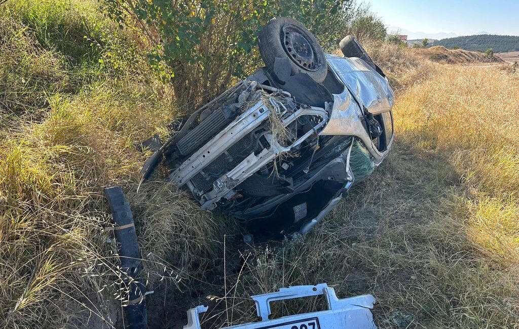 Takla atan araçta 1’i bebek 5 yaralı Afyonkarahisar’da kontrolden çıkarak şarampole devrilen otomobilde biri 1 yaşında bebek