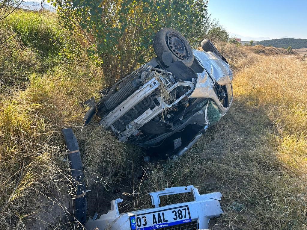 Afyonkarahisar’da kontrolden çıkarak şarampole devrilen otomobilde biri 1 yaşında bebek