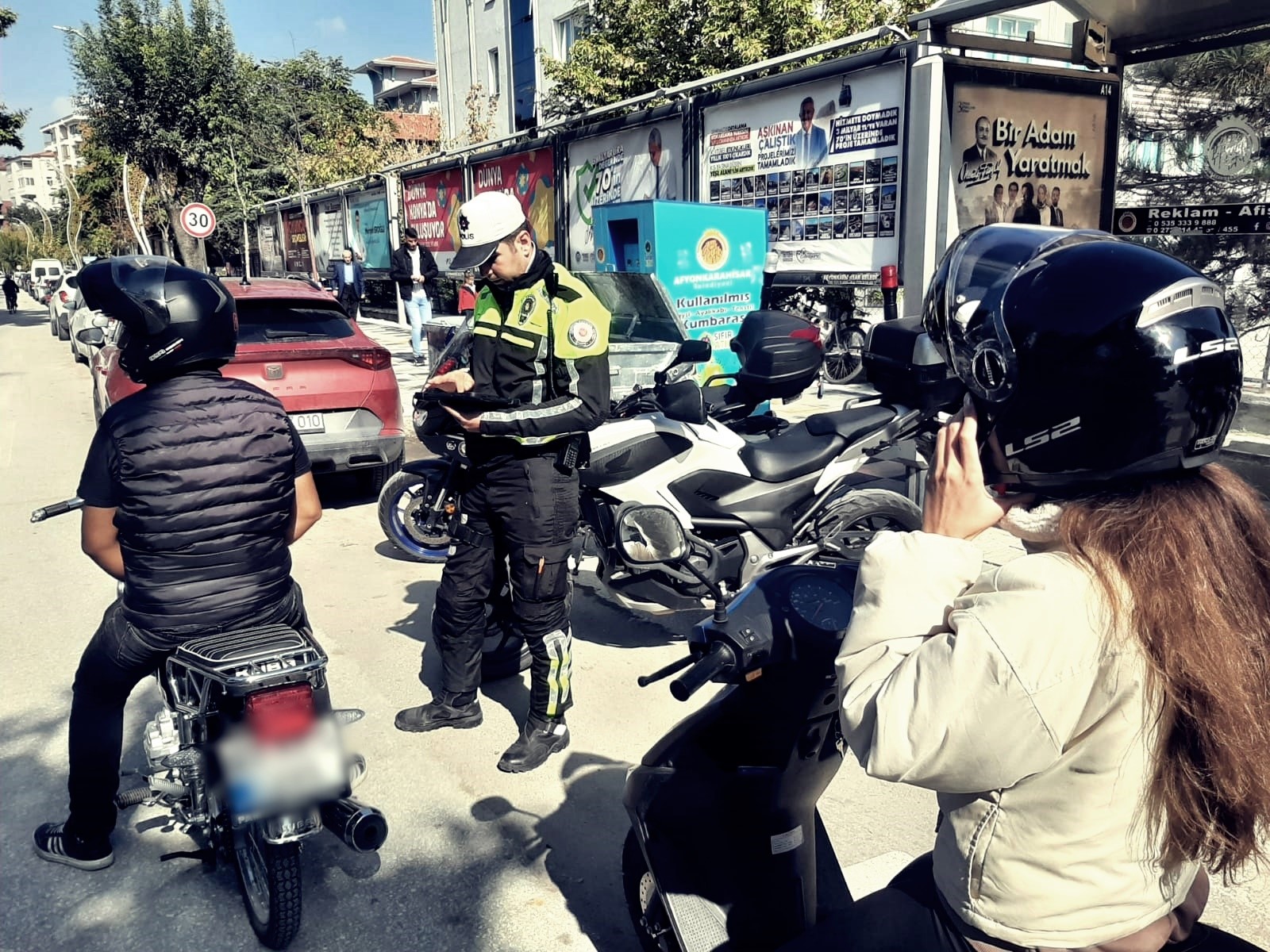 Afyonkarahisar’da güvenlik güçleri tarafından yapılan trafik denetiminde 2 bin 800