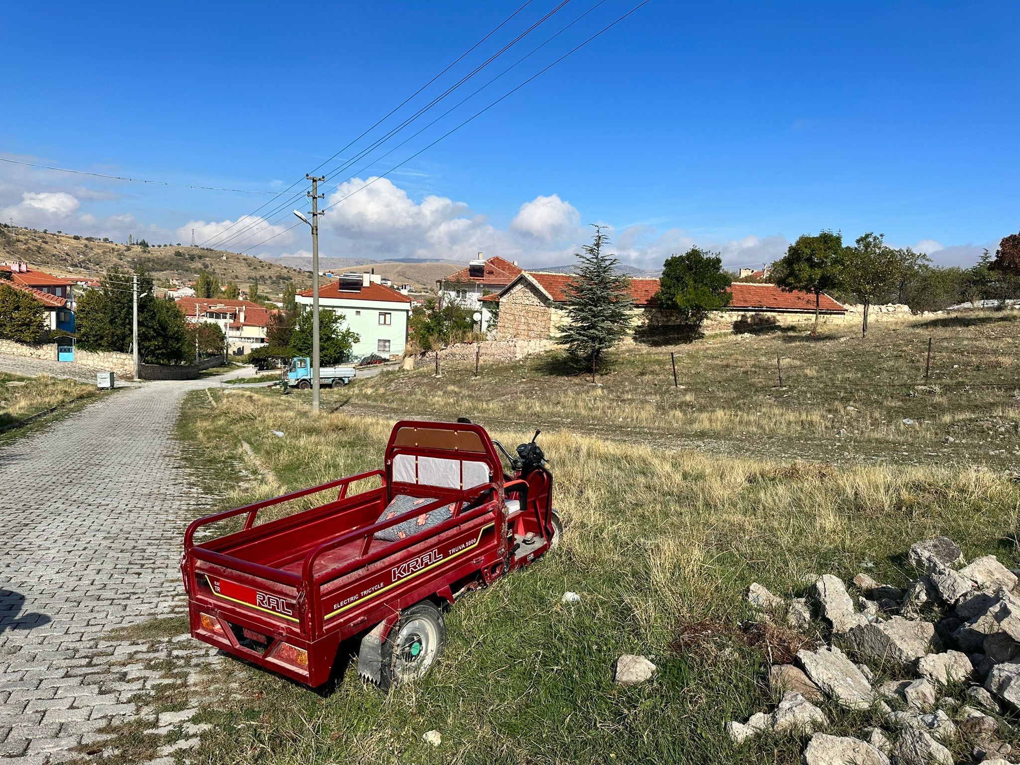 Afyonkarahisar’da kullandığı tescilsiz motosikletin devrilmesi sonucu 76 yaşındaki sürücü yaralandı.