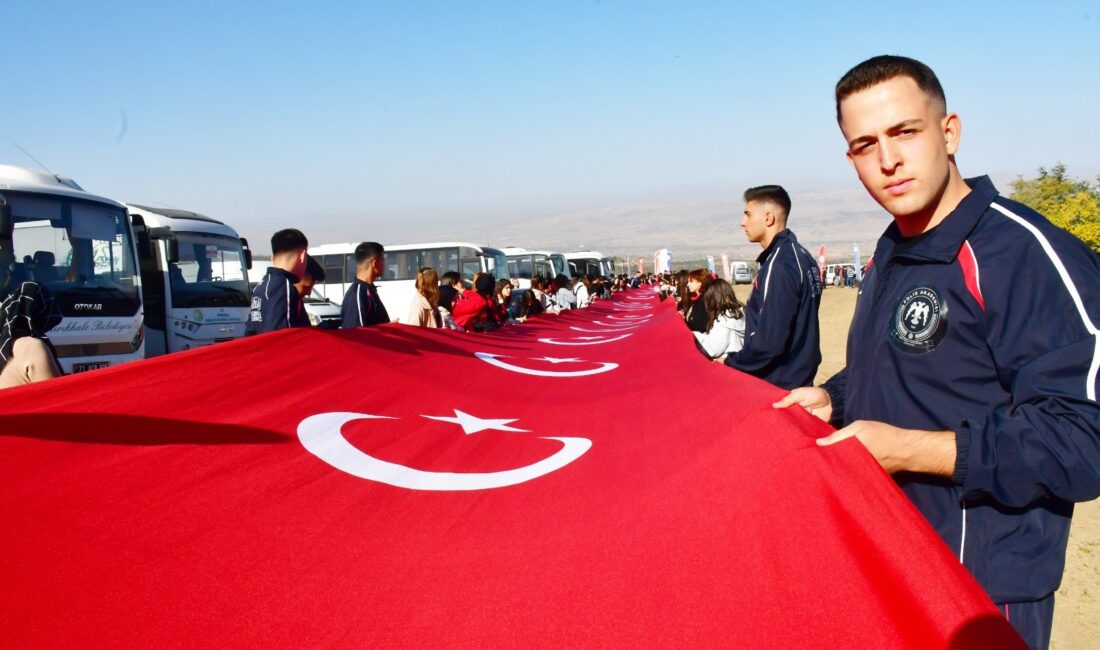 Kırıkkale’de 1744 rakımlı Dinek Dağı’na yürüyen vatandaşlar, Cumhuriyet’in 100. yıl