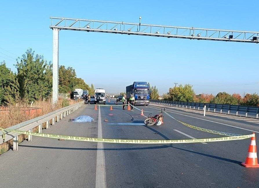 Konya’nın Akşehir ilçesi yakınlarında çekici ile motosikletin çarpışması sonucu meydana