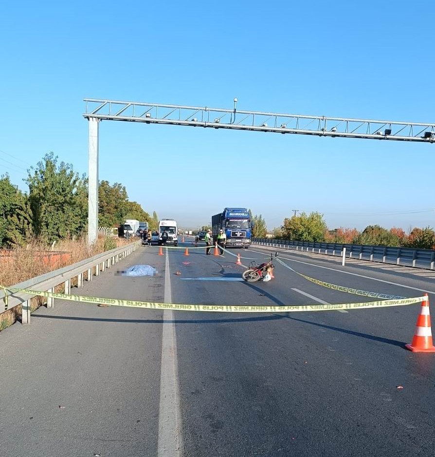 Konya’nın Akşehir ilçesi yakınlarında çekici ile motosikletin çarpışması sonucu meydana