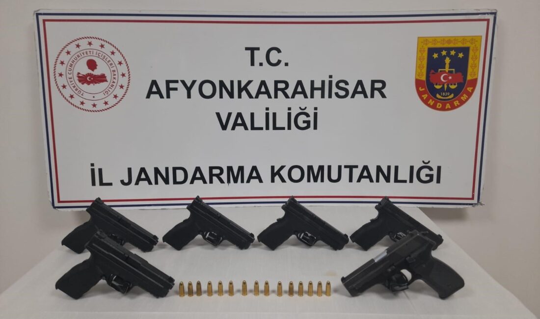 Ruhsatsız silahlar yakalandı Afyonkarahisar’ın İhsaniye ilçesinde şüpheli bir araçta yapılan aramada, 6 adet