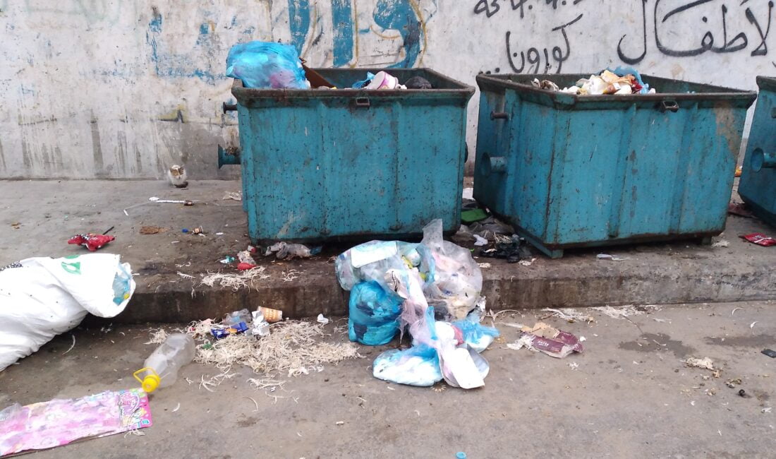 İsrail ablukası altındaki Gazze’de hava saldırısı riski nedeniyle toplanamayan çöpler,