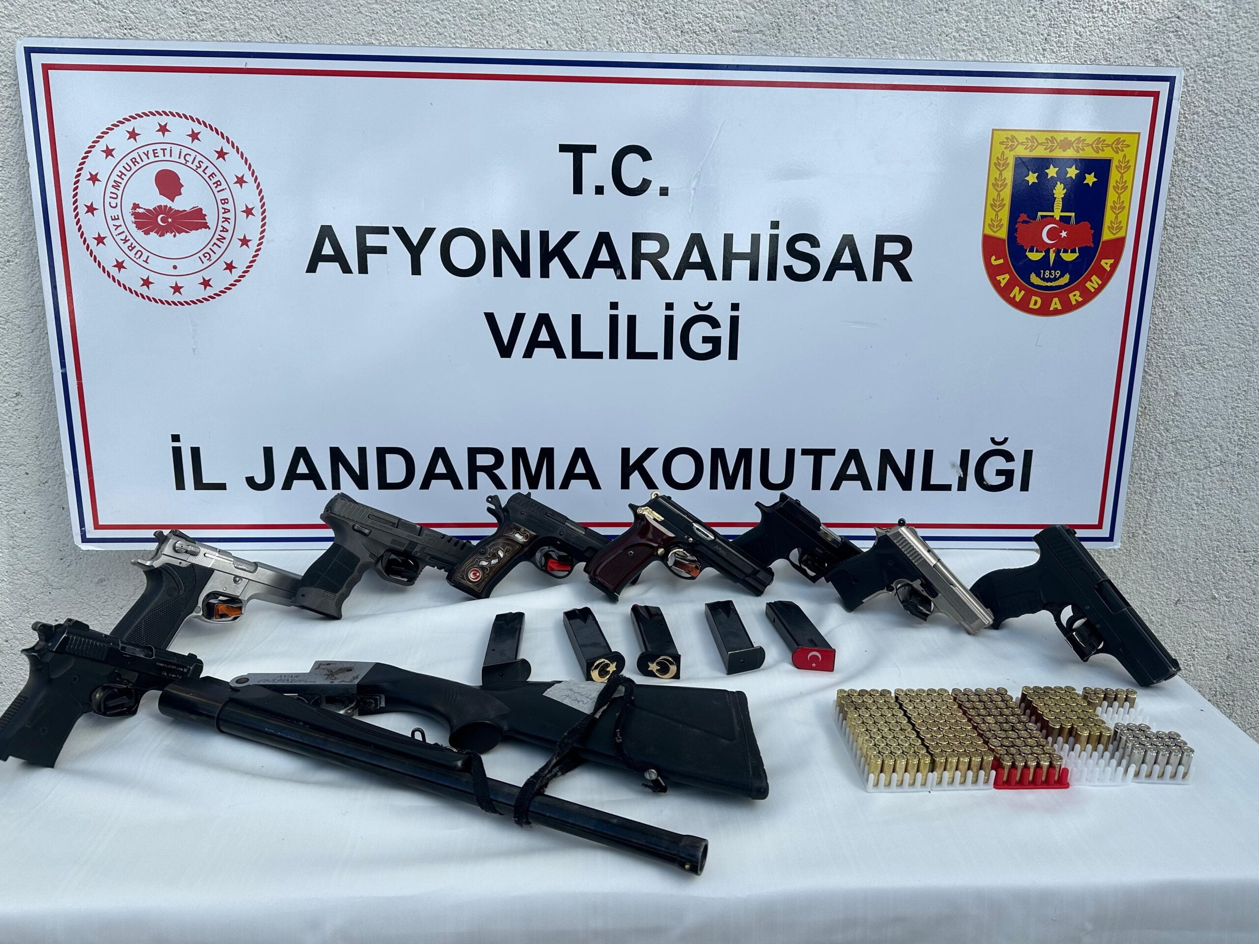 Afyonkarahisar’da tabanca ile ateş ederek çevreye rahatsızlık veren 12 şüpheli