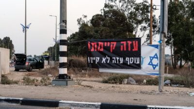 İsrail’de Gazze Şeridi sınırına yakın bölgelere “Biz kazanacağız” pankartları asıldı.