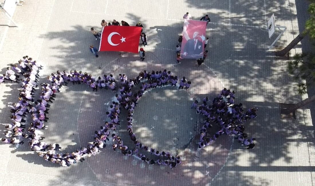 Afyonkarahisar’ın Şuhut ilçesinde Kurtuluş İhsan Küçükarslan İlkokulu öğrenci ve öğretmenleri,