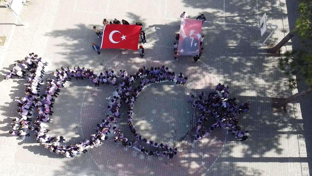 Afyonkarahisar’ın Şuhut ilçesinde Kurtuluş İhsan Küçükarslan İlkokulu öğrenci ve öğretmenleri,