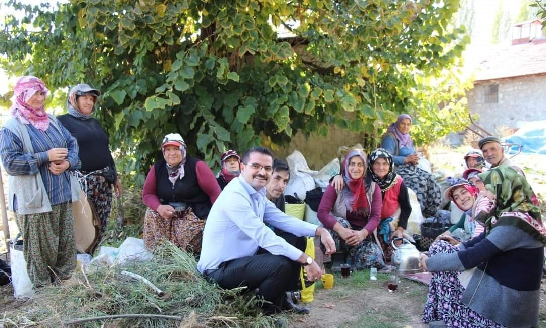 Kaymakam Han, işçilerle patates topladı Afyonkarahisar Şuhut Kaymakamı Harun Reşit Han, ilçede devam eden patates