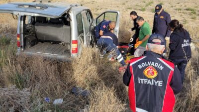 Afyonkarahisar’da kontrolden çıkarak şarampole devrilen hafif ticari araçta hastaneye kaldırılan