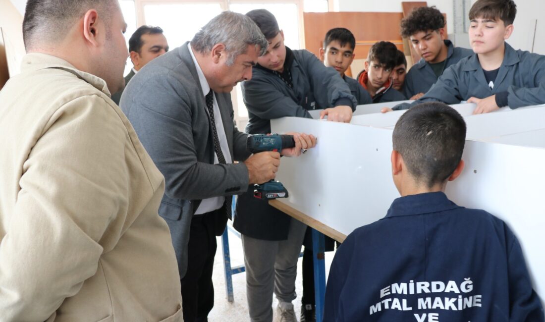 Sünnetci, atölye çalışmalarına katıldı Afyonkarahisar İl Milli Eğitim Müdürü Miraç Sünnetci, Emirdağ Mesleki ve