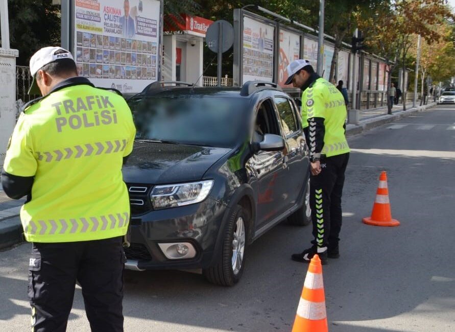 Kural ihlali yapan sürücülere ceza! Afyonkarahisar’da güvenlik güçleri tarafından araç sürücülerine yönelik yapılan trafik kontrol
