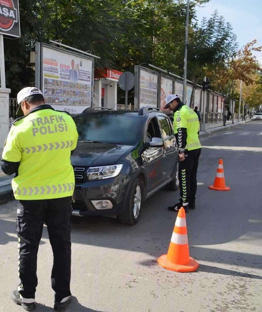Afyonkarahisar’da güvenlik güçleri tarafından araç sürücülerine yönelik yapılan trafik kontrol