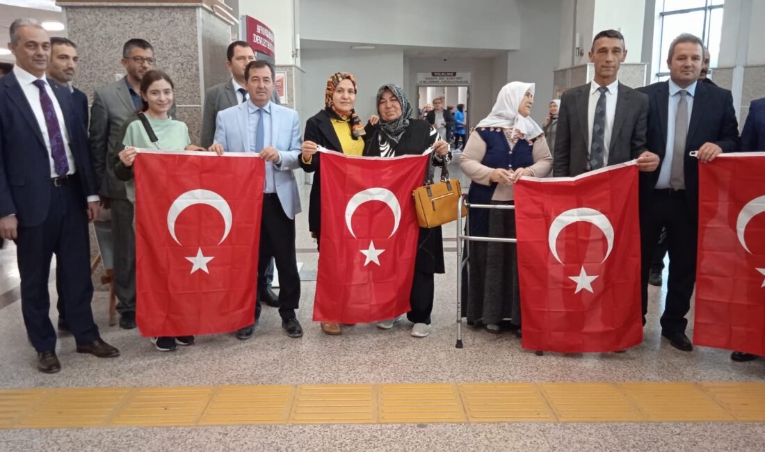 Türkiye Cumhuriyeti’nin kuruluşunun 100. yılı dolayısıyla Afyonkarahisar’da Devlet Hastanesi yöneticileri hastaneye