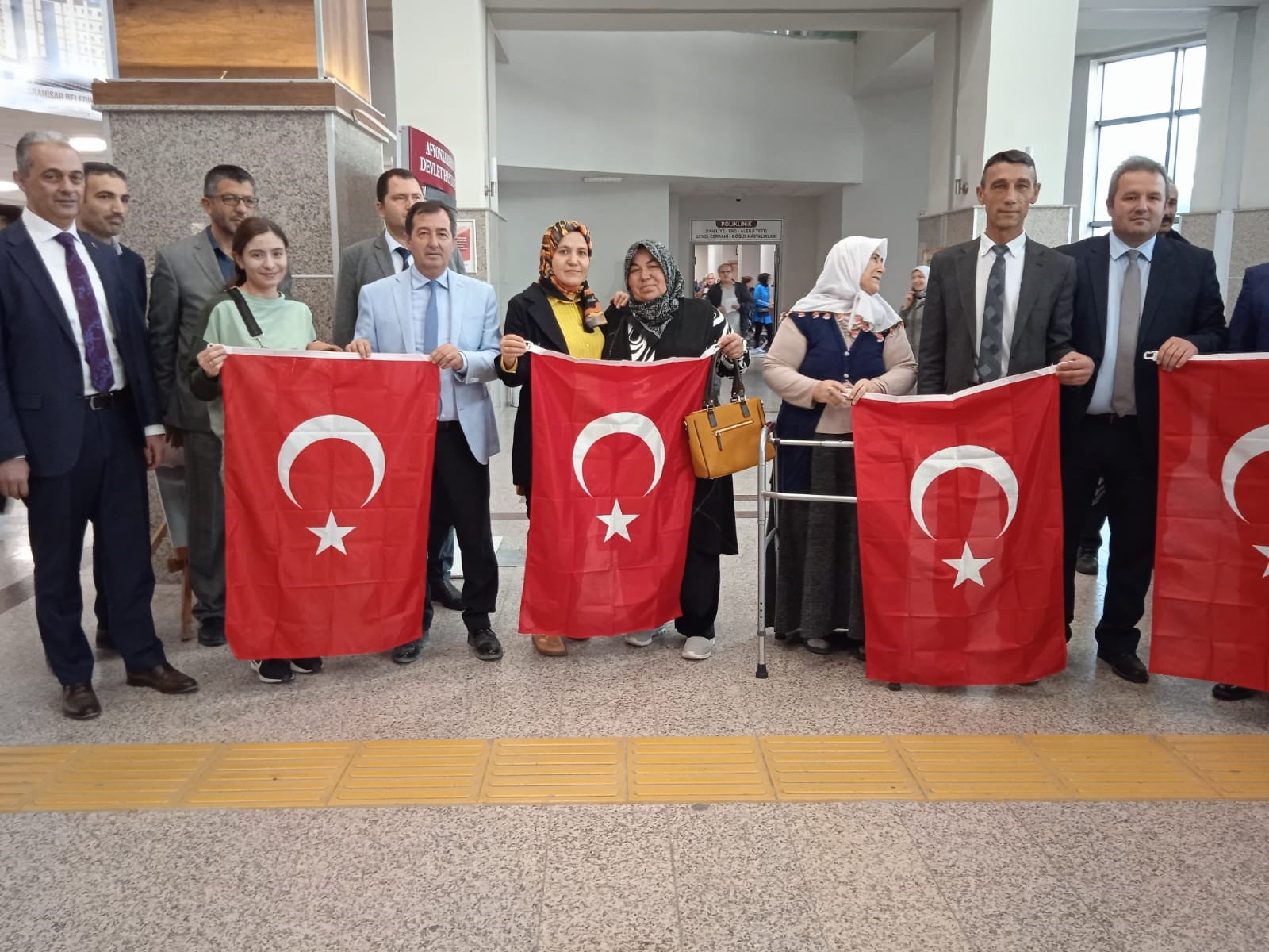 Türkiye Cumhuriyeti’nin kuruluşunun 100. yılı dolayısıyla Afyonkarahisar’da Devlet Hastanesi yöneticileri hastaneye