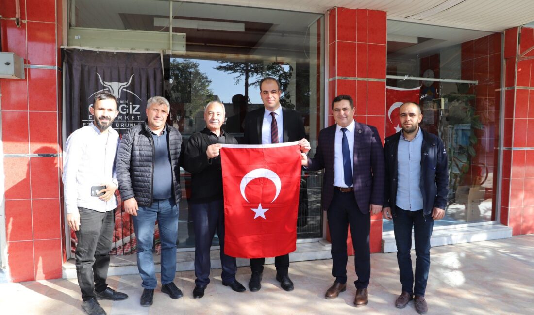 Esnaflara Türk bayrağı hediye edildi Afyonkarahisar’ın Çobanlar ve Sandıklı ilçelerinde Kaymakamlık tarafından Cumhuriyet’ in 100′
