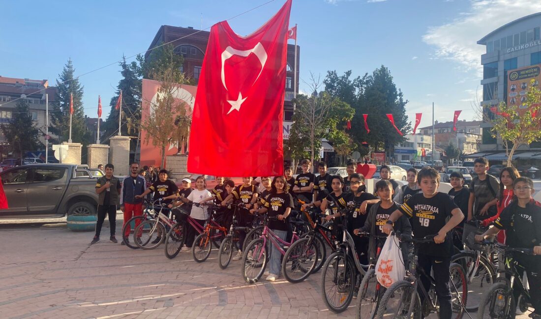 Feda Türkiye’m gösterisi büyük ilgi gördü Afyonkarahisar’ın Emirdağ ilçesinde Mithat Paşa Ortaokulu öğrencileri tarafından Cumhuriyetin 100’ncü