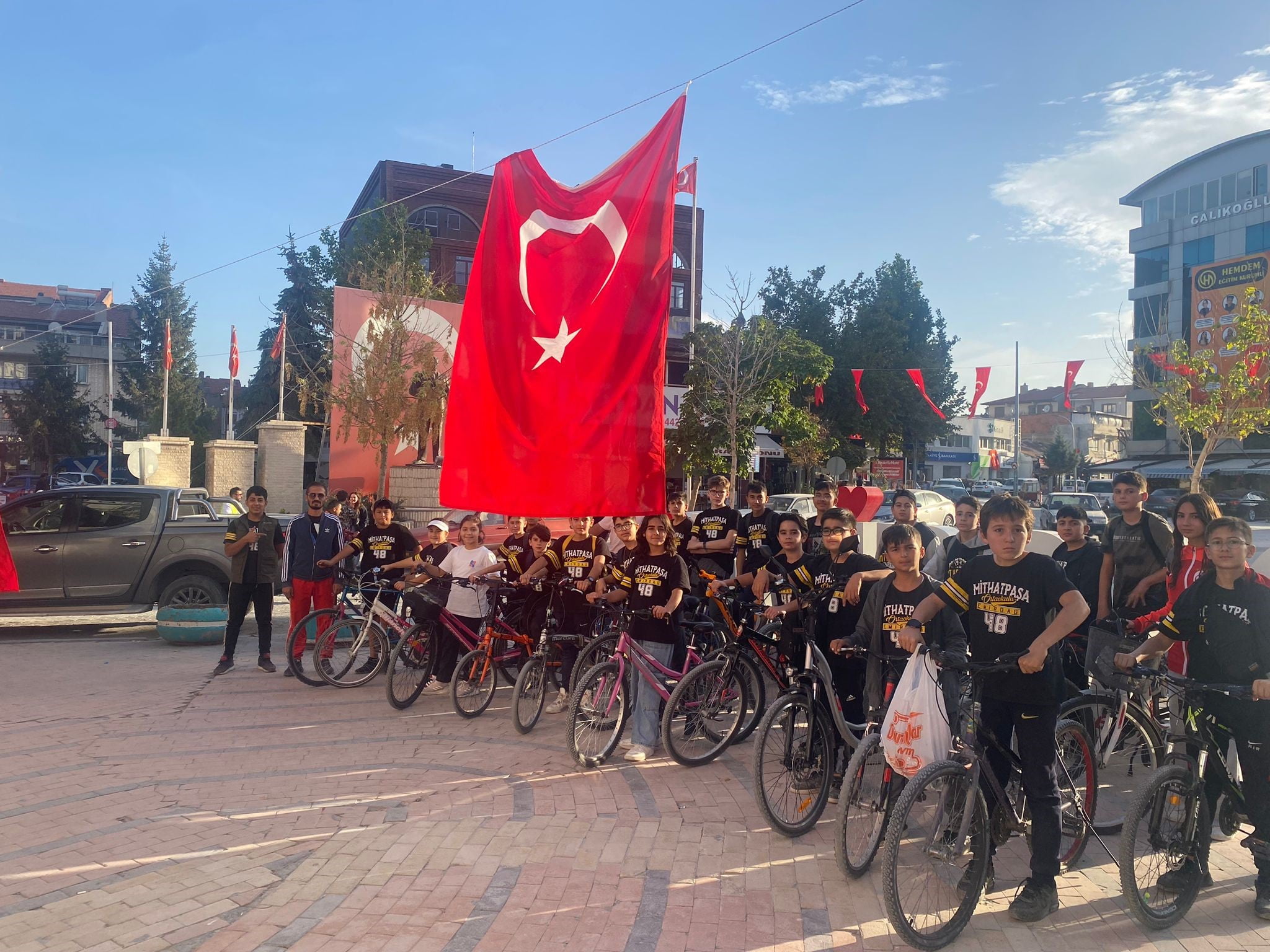 Afyonkarahisar’ın Emirdağ ilçesinde Mithat Paşa Ortaokulu öğrencileri tarafından Cumhuriyetin 100’ncü