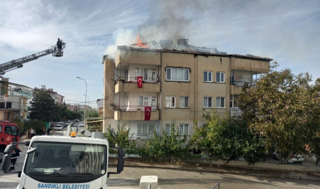 Afyonkarahisar’ın Sandıklı ilçesinde 3 katlı binanın çatısında çıkan yangı büyük