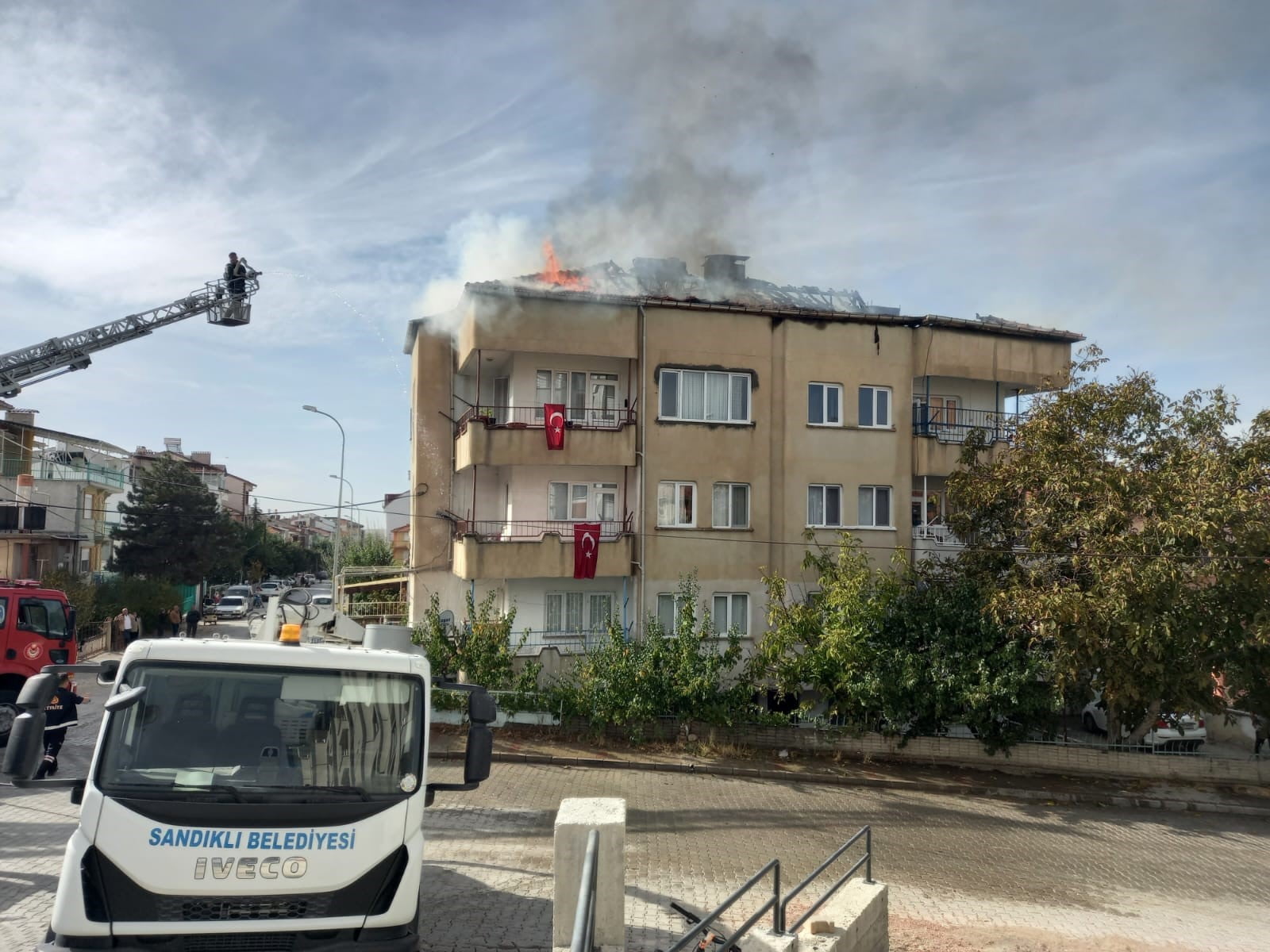 Afyonkarahisar’ın Sandıklı ilçesinde 3 katlı binanın çatısında çıkan yangı büyük