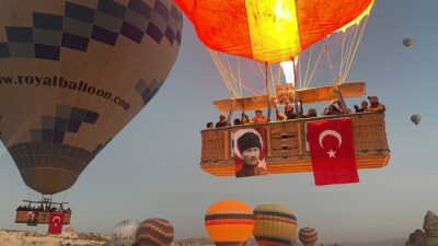 Kapadokya’da sıcak hava balonları Cumhuriyetin 100. Yılı dolayısıyla Türk Bayrakları