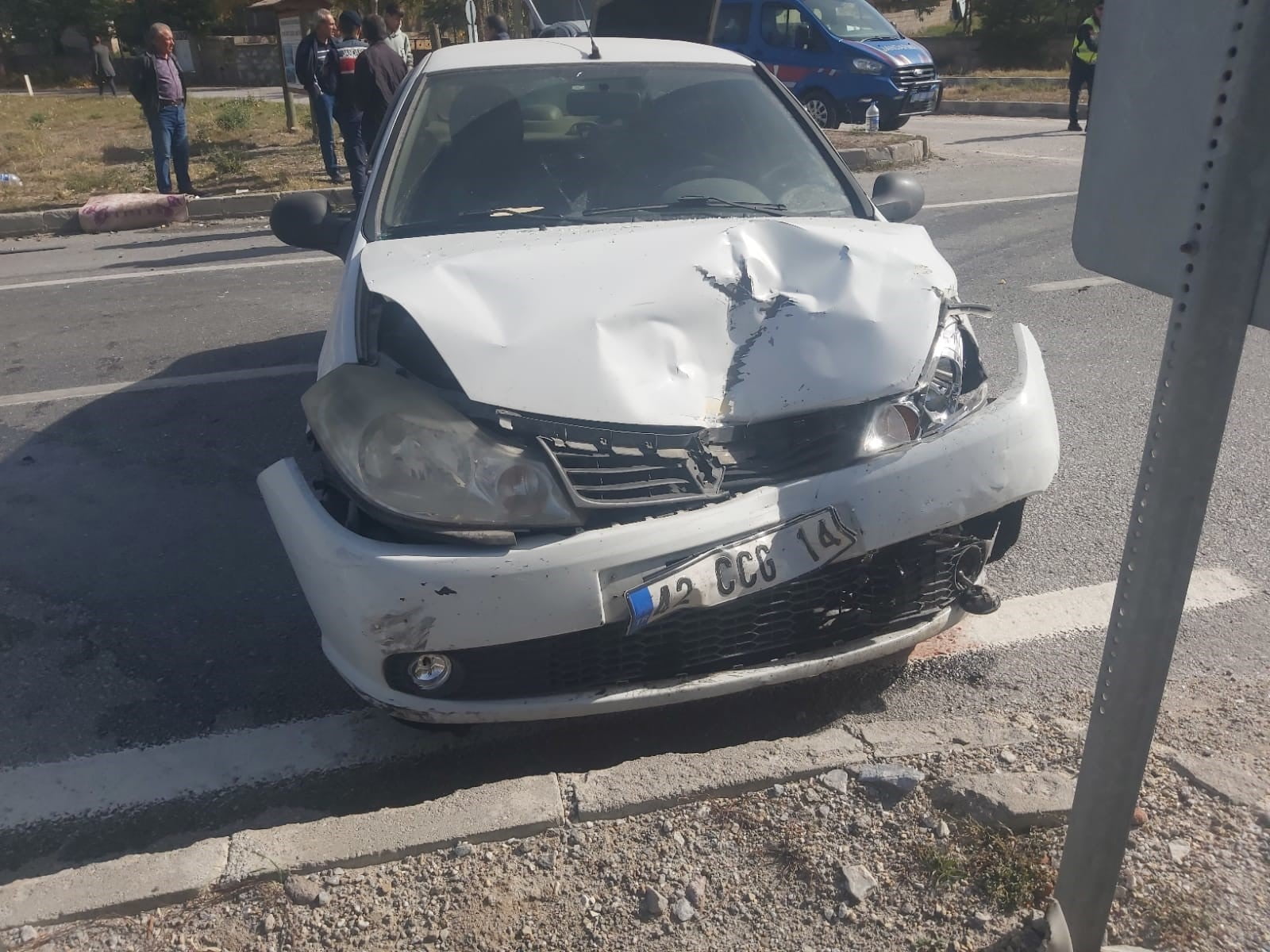 Afyonkarahisar’da 2 otomobilin çarpıştığı kazada 6 kişi yaralanırken, yaralılardan ikisinin