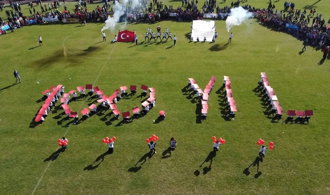Afyonkarahisar’ın Şuhut ilçesinde 29 Ekim Cumhuriyet Bayramı öğrencilerin gerçekleştirdiği birbirinden