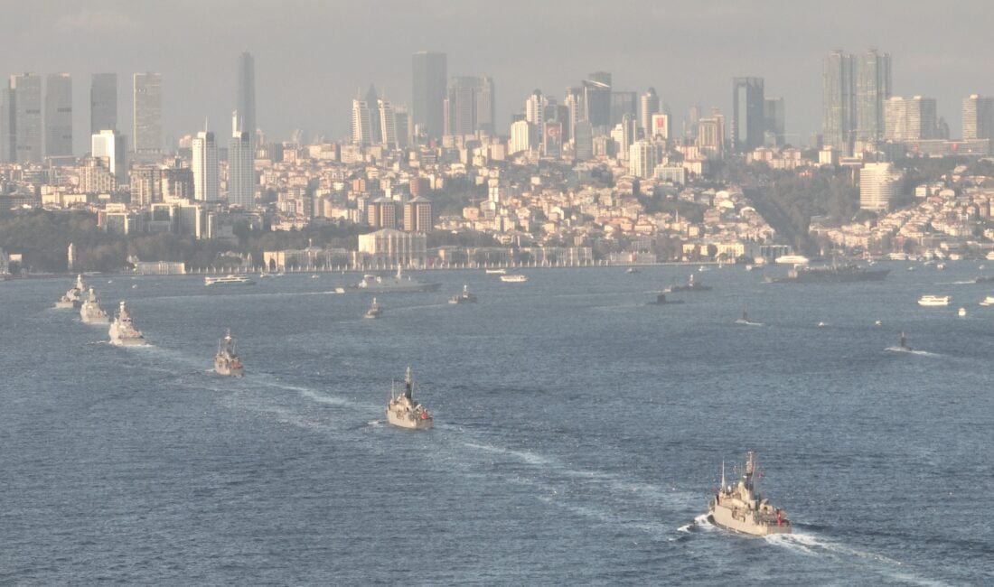 Cumhuriyet’in 100’üncü yılı dolayısıyla Türk donanmasının İstanbul Boğazı’nda 100 gemi