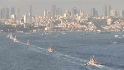 Cumhuriyet’in 100’üncü yılı dolayısıyla Türk donanmasının İstanbul Boğazı’nda 100 gemi