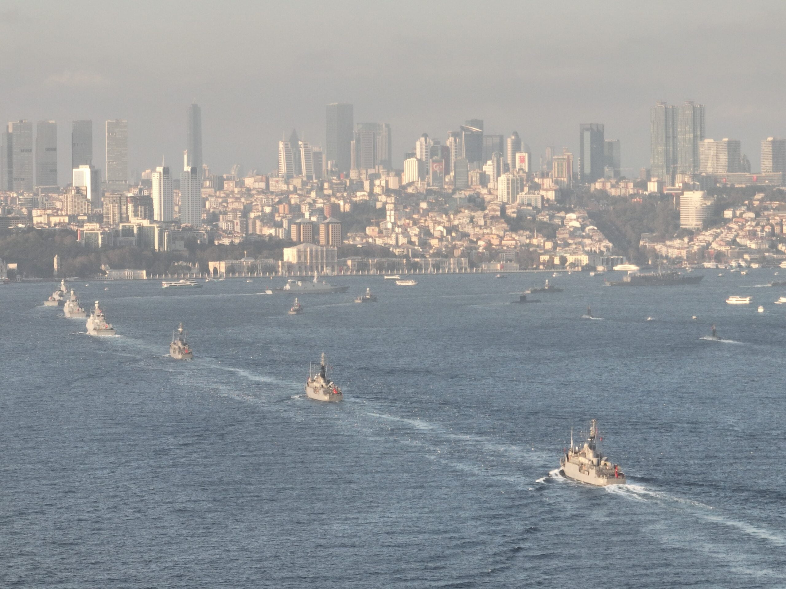 Cumhuriyet’in 100’üncü yılı dolayısıyla Türk donanmasının İstanbul Boğazı’nda 100 gemi