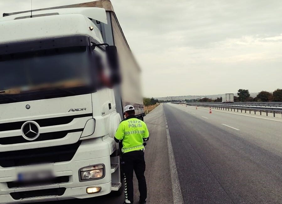 Afyonkarahisar’da güvenlik güçleri tarafından yapılan trafik denetiminde 4 bin 434