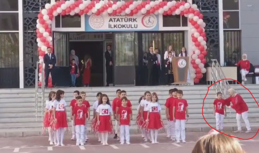 Afyonkarahisar’da bir ilkokuldaki hazırlanan 29 Ekim Cumhuriyet Bayramı kutlamaları için