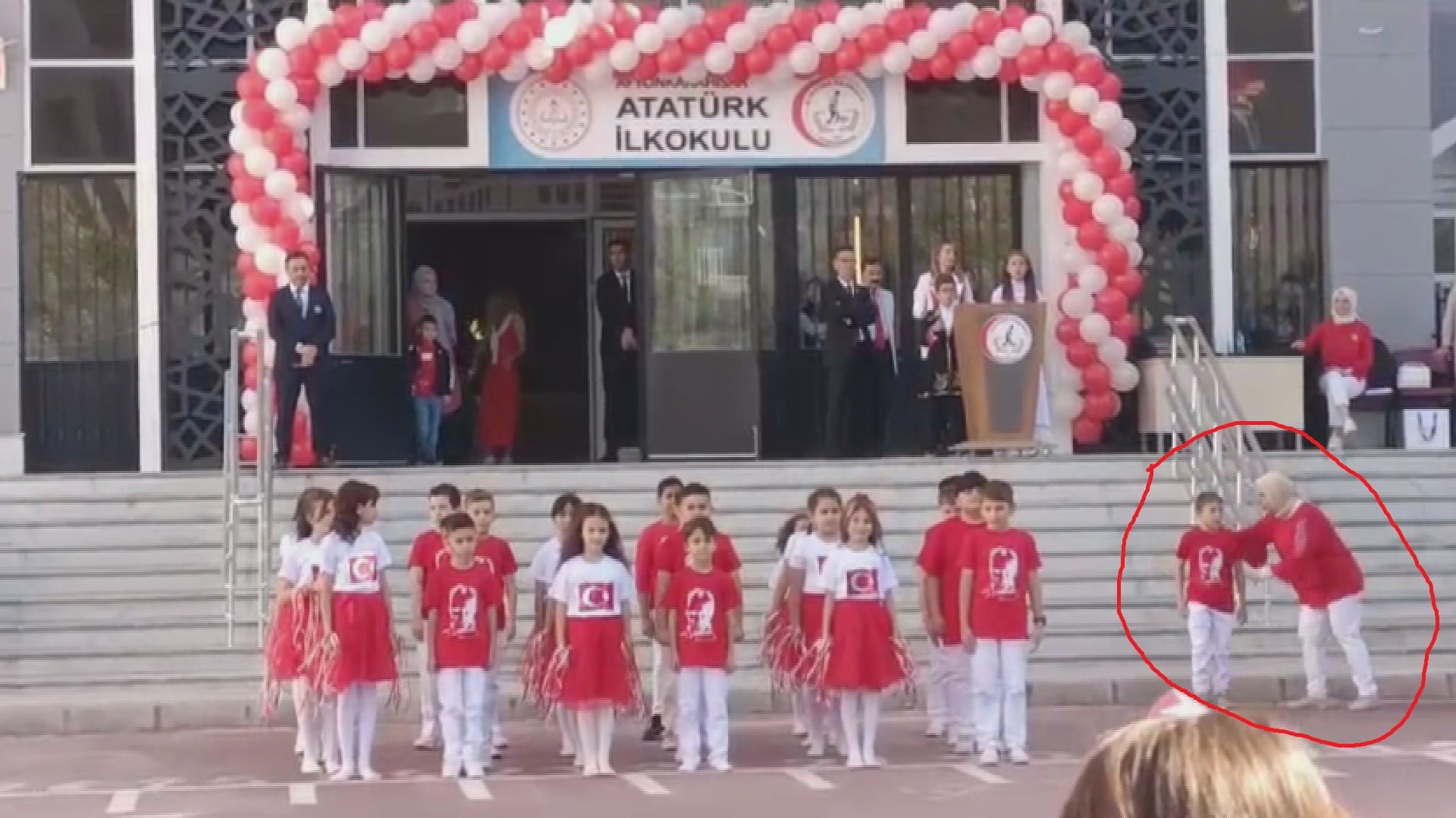 Afyonkarahisar’da bir ilkokuldaki hazırlanan 29 Ekim Cumhuriyet Bayramı kutlamaları için
