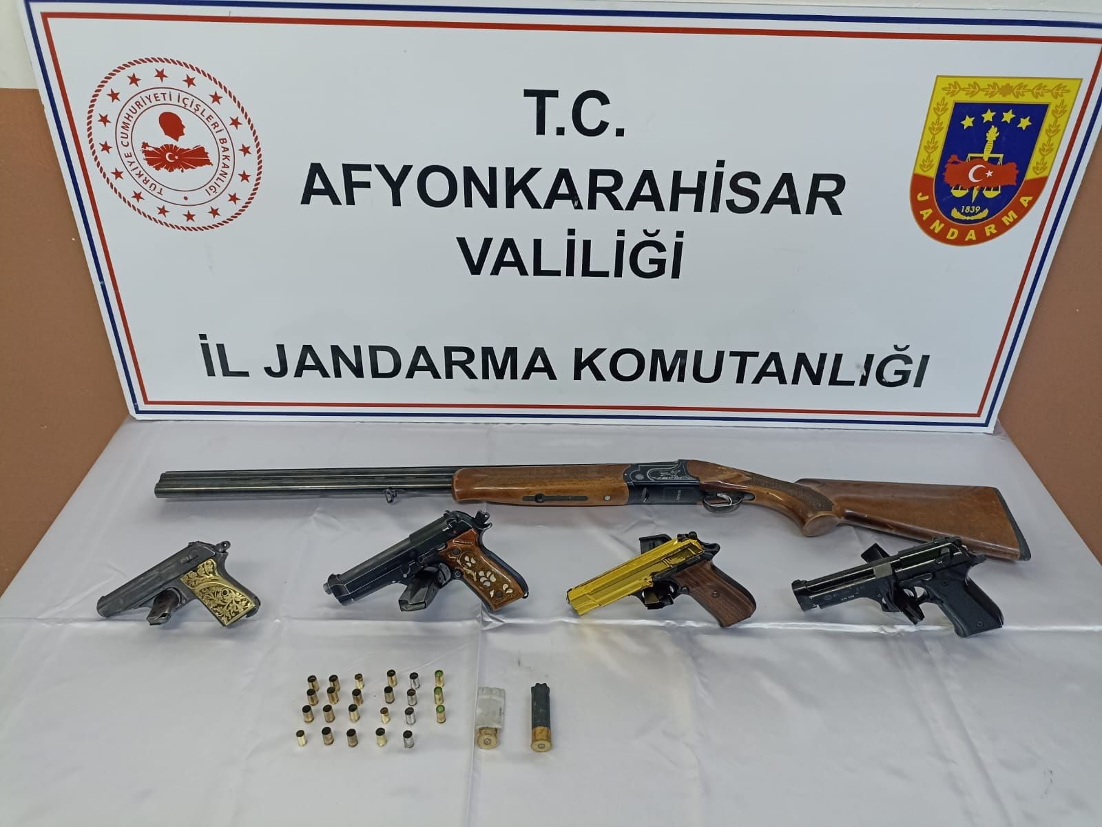 Afyonkarahisar’da gerçekleştirilen nişan töreninde havaya rastgelen ateş açan şahsa yaklaşık