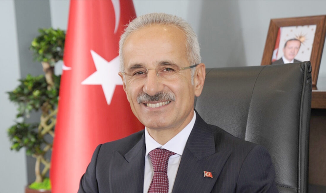   Ulaştırma ve Altyapı Bakanı Abdulkadir Uraloğlu, bir televizyon katıldığı