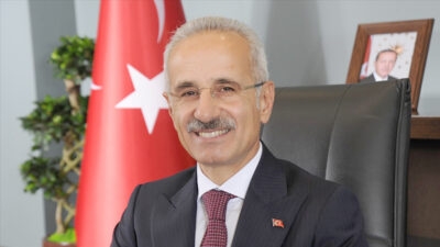   Ulaştırma ve Altyapı Bakanı Abdulkadir Uraloğlu, bir televizyon katıldığı