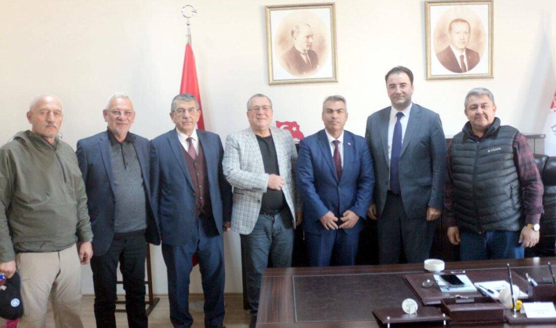 Afyon Gazeteciler Cemiyeti yöneticileri Cemiyet’e gelen konuklarını misafir ederken, bazı