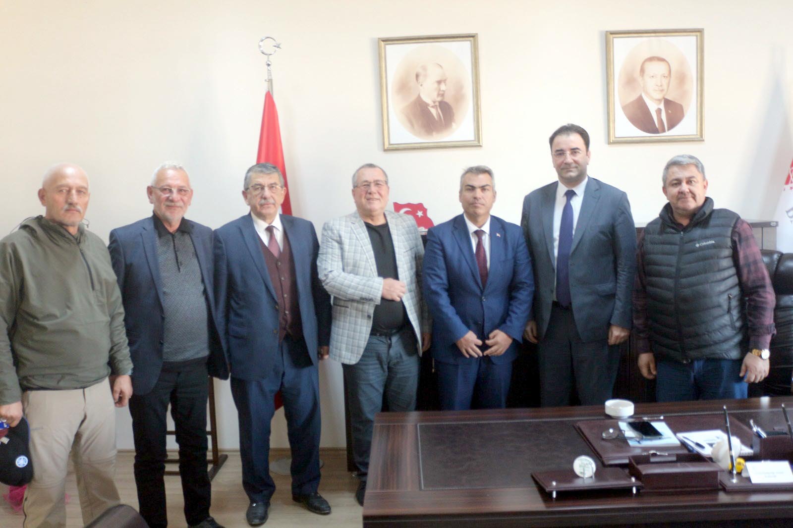 Afyon Gazeteciler Cemiyeti yöneticileri Cemiyet’e gelen konuklarını misafir ederken, bazı